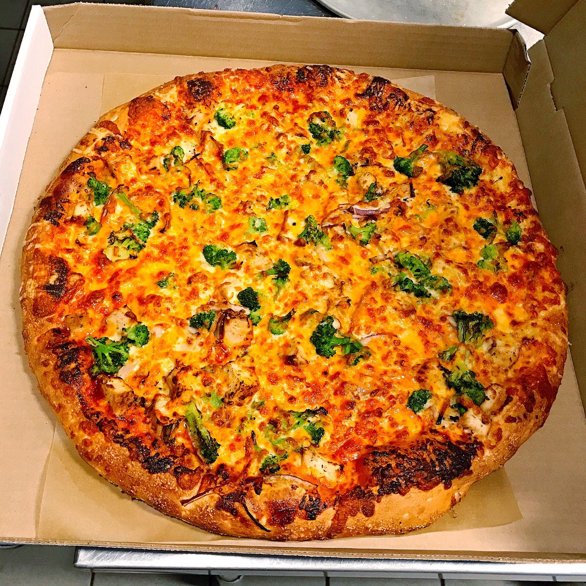 Une pizza Poulet BBQ en route! 🍕🍕🍕 #mtlpizza #prontomtl #leplateau