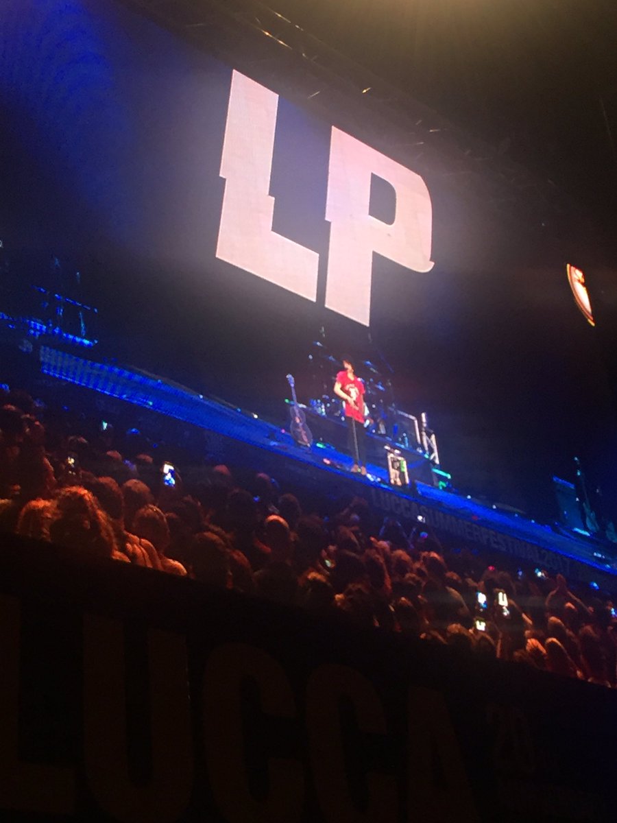 RaiRadio2's tweet photo. "Baby is that lost on you?"
@iamlp sta per sposare la sua fidanzata e mostra a @LuccaSummerFest l'anello gigante regalatole dai fan! https://t.co/oGXK1jcfgZ