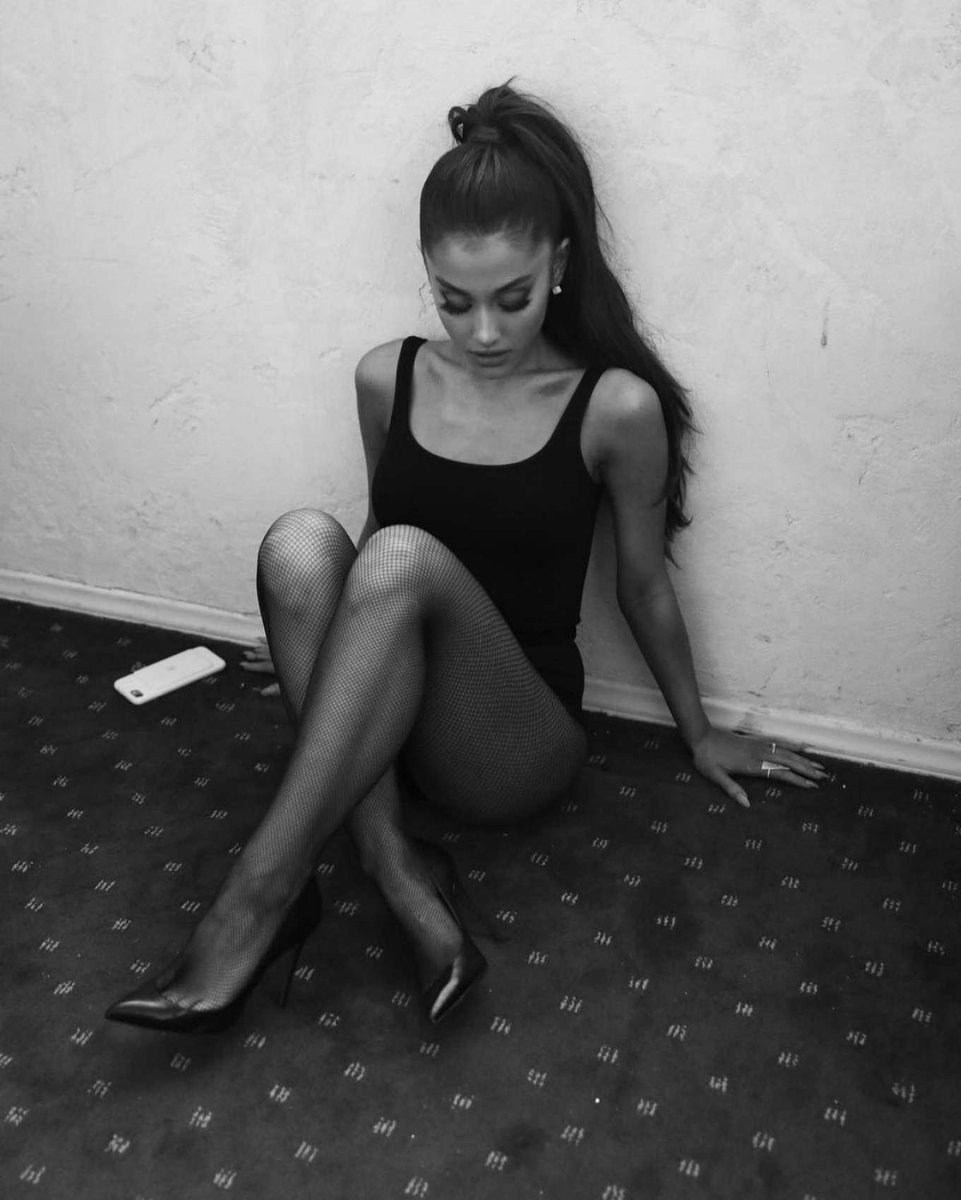 zlayoncee's tweet photo. 4| Ariana Grande https://t.co/4T2L67tWvL