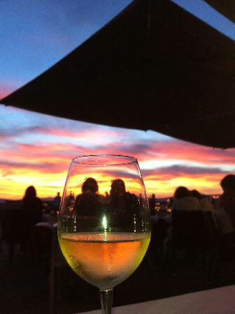 staticanzoni's tweet image. Cadremo finalmente a pezzi a spezzeremo i nostri cuori
Se vogliamo vivere giovani, amore, è meglio iniziare oggi