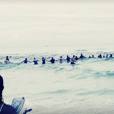 GratitudeDNA's tweet photo. มีความหวังกับมนุษยชาติขึ้นมาทันทีเวลาเห็นข่าวแบบนี้ คนที่หาดในฟลอริดา80คนช่วยกันจับมือสร้างโซ่มนุษย์ลงไปช่วยครอบครัวที่กำลังจมน้ำได้สำเร็จ https://t.co/IotzC8iIcQ