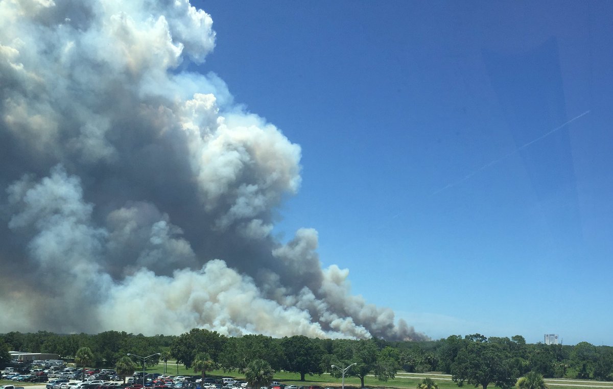 RocketCaley's tweet photo. #RiversEdgeFire prescribed burn π₯ had lots of smoke at 2:04pm, but barely discernible from βοΈ at 6:33 pm.
#KSC VAB visible in both. #FLfire https://t.co/r5BjiDNEN3