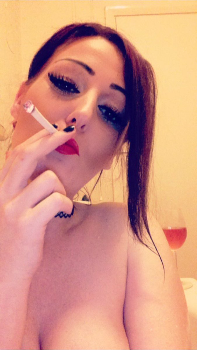 EddyFostier1's tweet photo. Mistress Roxy smoking #mistressroxy #smokingfetish #smokinghot #fetishsmoking #smokingtopless https://t.co/84Tg6UrehD