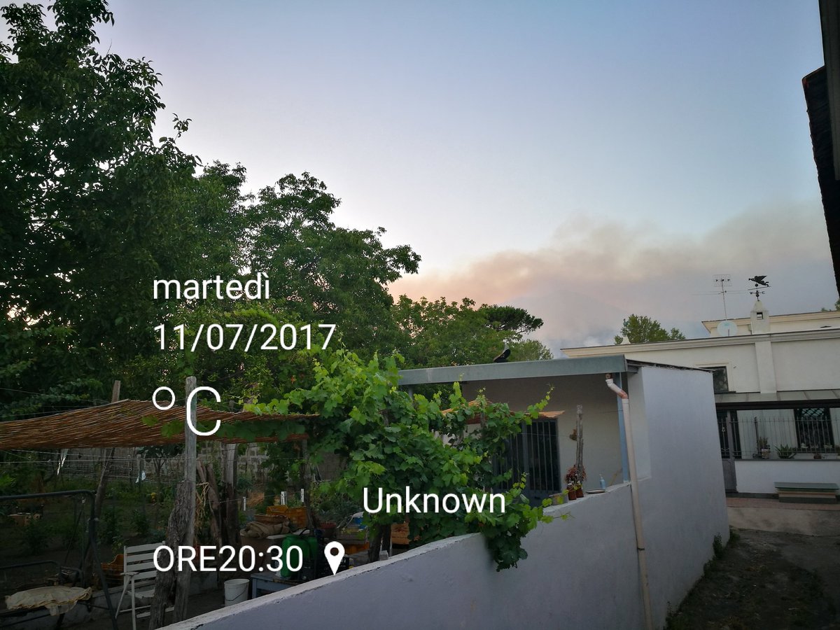 GraziaGuarino_'s tweet photo. #Vesuvio questa era la situazione di 11 ore fa...#vesuviobrucia foto scattata dalla finestra di casa mia #trecase https://t.co/6kZDMFhGMo