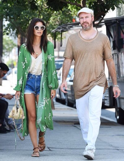 EmilyRataUpdate's tweet image. Emily &amp;amp; Jeff out in LA today!