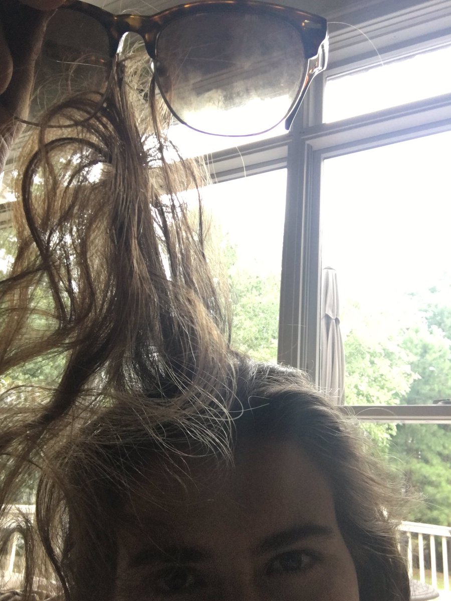 SophiaTaraboi's tweet image. Can someone tell me why sunglasses have literal DEATH GRIP on your hair  #summerstruggles