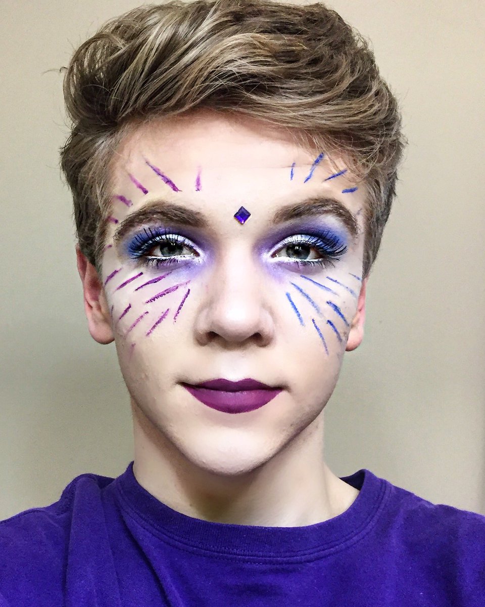 rustybrgr9's tweet photo. #makeup #glam #MardiGras #queen https://t.co/4IdXRj59KP