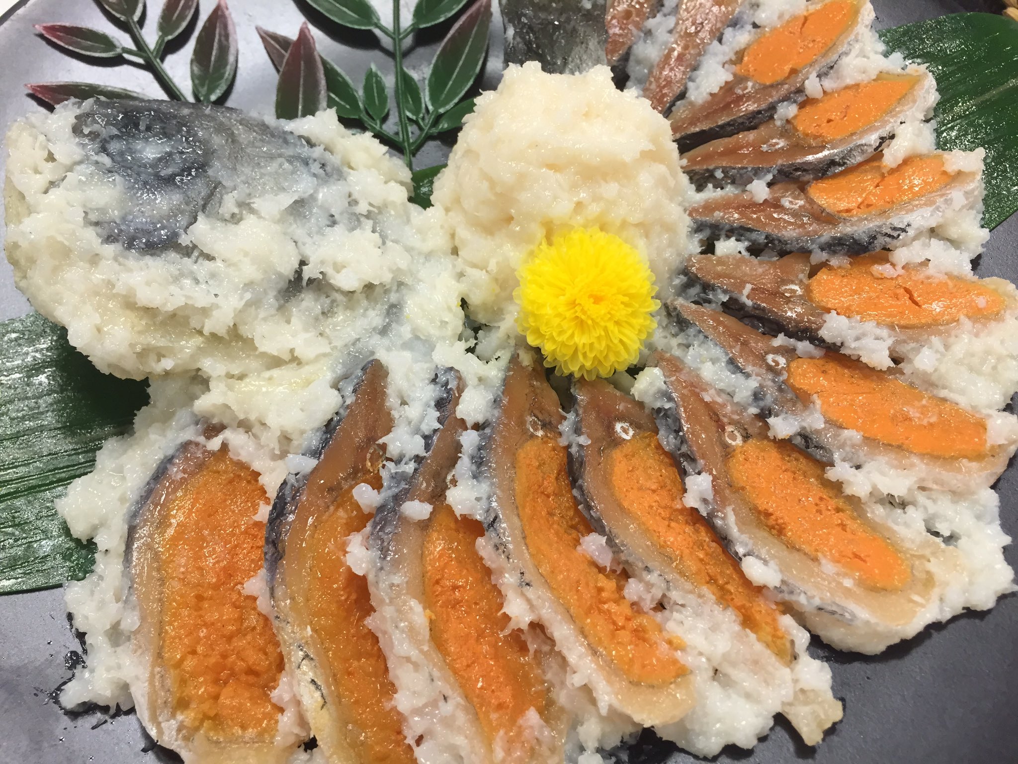 株式会社いわさき 食品サンプル 日本三大くさい食べ物に掲げられる滋賀県名物 鮒ずし 古くからの伝統製法で発酵により作られる 高級食品です 匂いのキツイ物でもこのように原寸立体展示が出来るのは 食品サンプルならでは 食品サンプル 株式