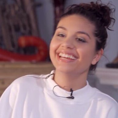 PinkWallsSquad's tweet photo. from: @noscarsalessia 
to: @alessiacara 🖤👽 https://t.co/rdHnCnw5yd