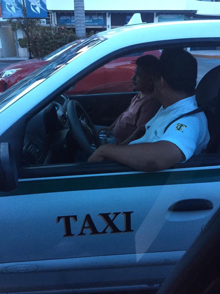 iYoFui's tweet photo. Taxi 8021 Tomando mientras maneja @DireccionSINTRA @rodrigoalcazaru @Noticaribe ¿Que procede? @TaxiQuejas https://t.co/nHxIZzmeP5