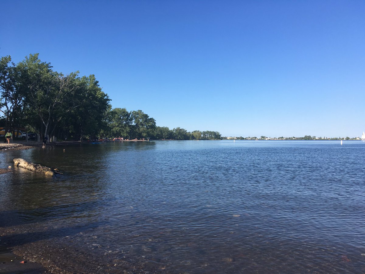 tchingrita's tweet photo. Find a quiet spot by a #beach and focus on sounds, textures and sights the surround you 💙 #toronto #yyz #zen #beachlife #PositiveVibes https://t.co/BZp5rXi8lv
