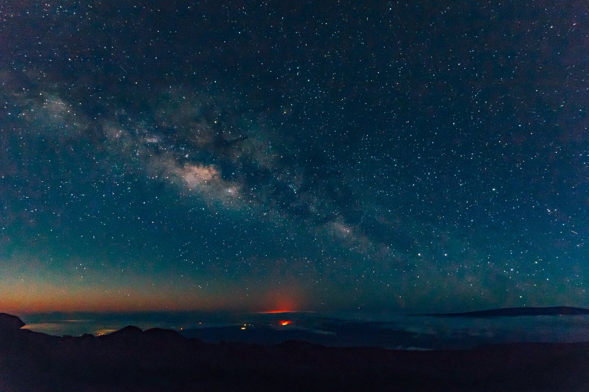 weerdnaa's tweet photo. Mauna Kea, Hawai`i last night 🔥🔥🔥 https://t.co/mdy1KTBwg2