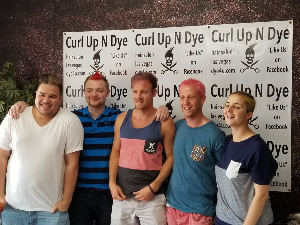 Got punished for busting Main on Day 1. <a href="/Niall09/">Niall Murray</a> @heidibean_poker <a href="/kayt0r/">michaël gathy</a>