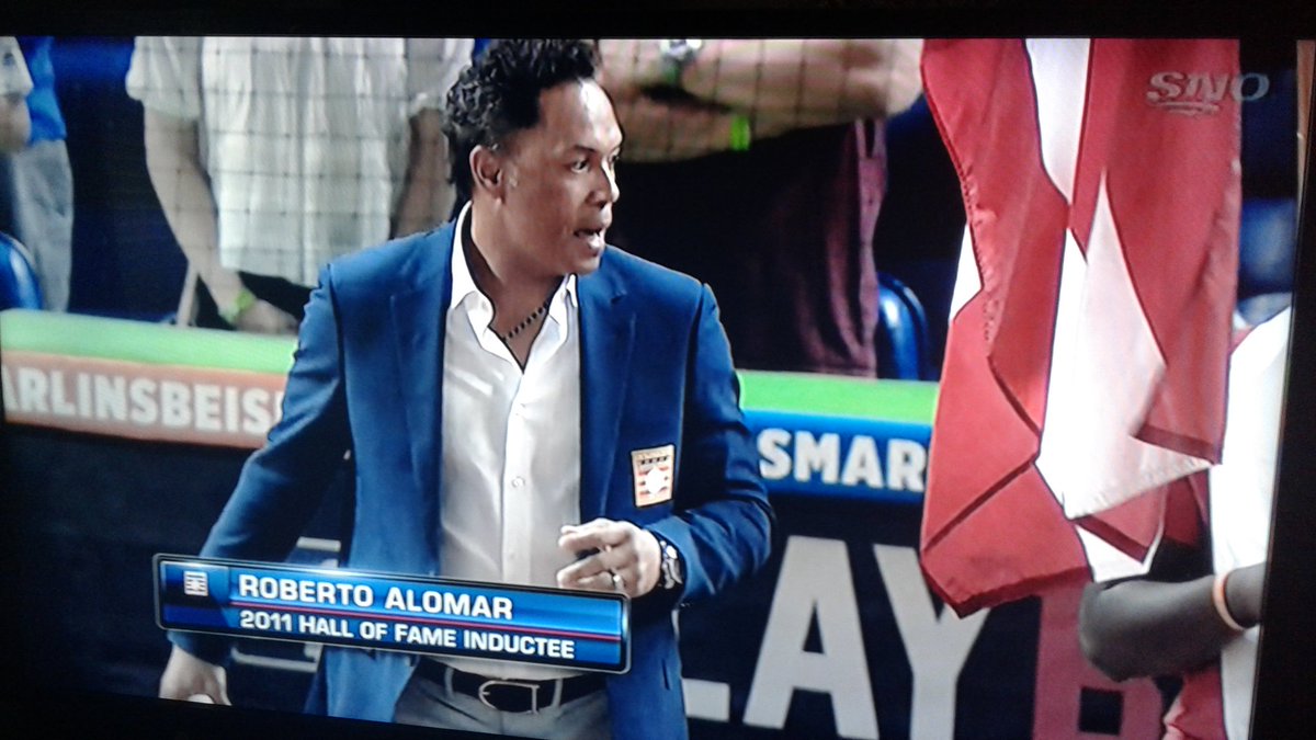 amchow78's tweet photo. Caught @Robbiealomar throwing the #FirstPitch at the @MLB #AllStarGame on @Sportsnet. #RobertoAlomar #RobbieAlomar #MLBAllStarGame2017 https://t.co/UjkWohTYDq