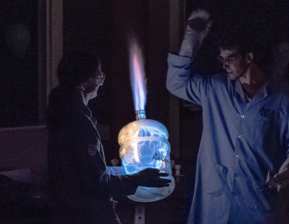 cenmag's tweet image. Well, here's one thing you can do with your empty water jug. Check it out cen.chempics.org #CENChemPics