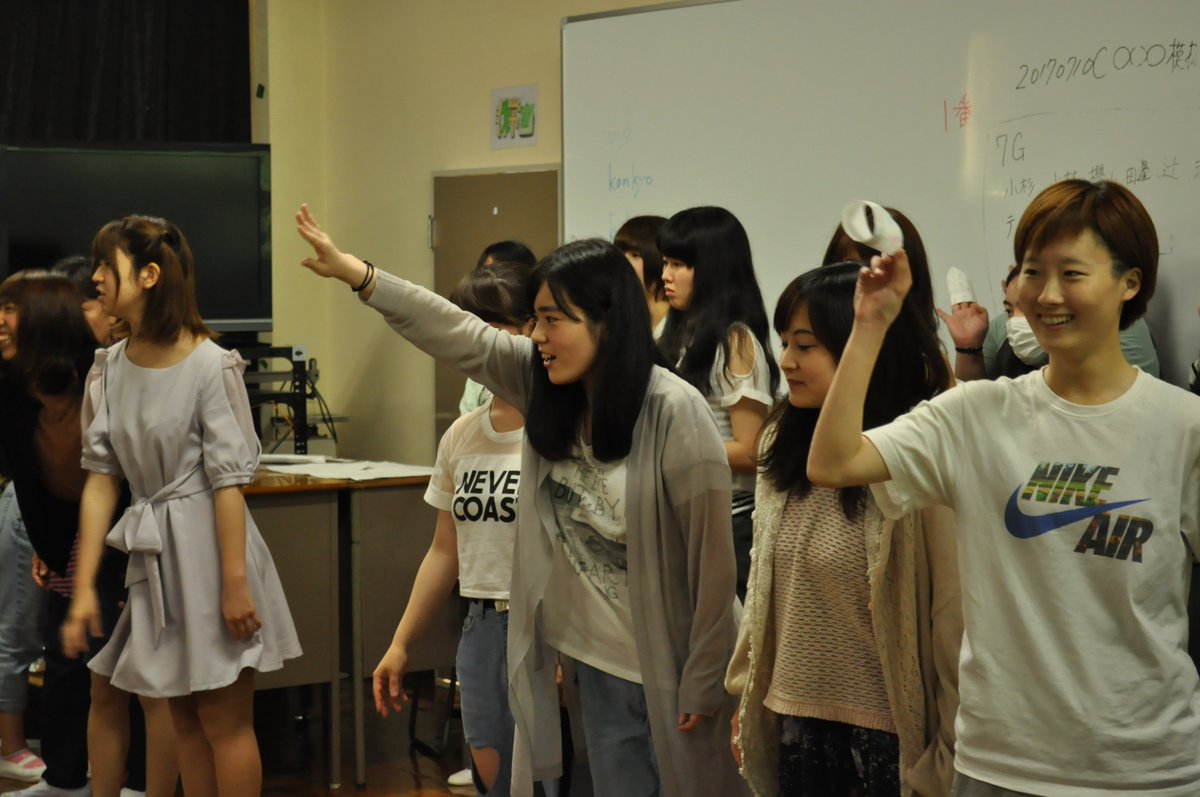 鶴川女子短期大学 No Twitter 保育内容 環境 の授業で学生が先生役になって幼児の科学遊びの模擬授業をしました オリジナルのクイズをしたり楽しそうな授業です O 最後は紙飛行機を作って飛ばしっこ大会 誰が一番飛んだかな 保育 短大 Hp