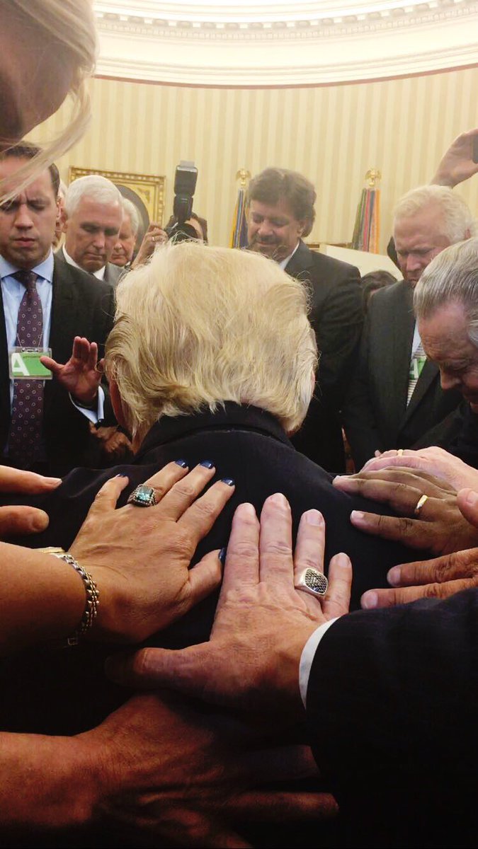 Trump seen bowing in prayer during Oval Office session DEfykL7XsAArhF1