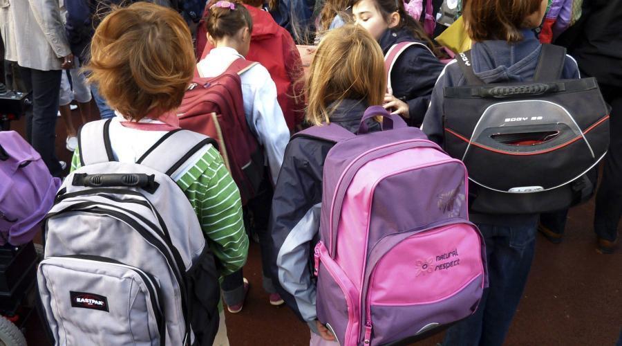 OuestFrance's tweet photo. Poids du cartable. Comment préserver la santé de votre enfant ? https://t.co/rrXLsslZd6 https://t.co/OhKWMv90NR