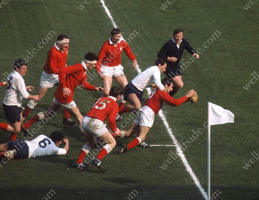 Happy 70th birthday to Gareth Edwards, seen here scoring a try for Wales v France in 1969. Pic by Gerry Cranham. 