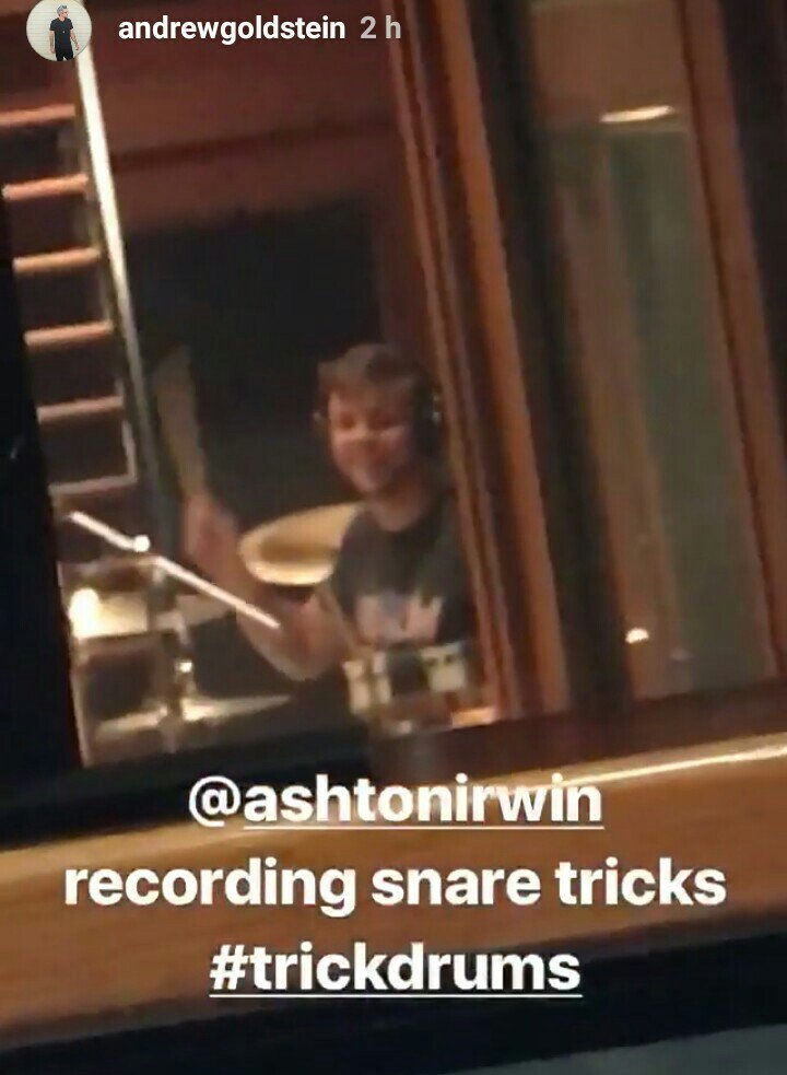 deadpoetes's tweet image. sumido sim mas felizmente fazendo os futuros hinos