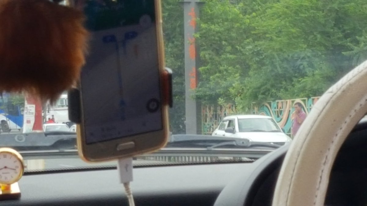 AtalMalviya's tweet photo. #DriverOnPhone during my latest @Uber trip. #CustomerSafty and #TrafficRules goes in drain - #improvementNeeded. https://t.co/zMNzyzBq7K