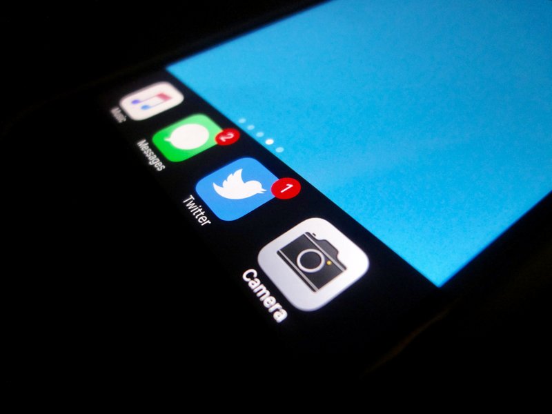 iPhoneHackx's tweet photo. How to Get Black Dock and Folders on Your iPhone’s Home Screen Without Jailbreaking https://t.co/LcdVRp6tgW #hacks #iOS1032 #iOS10 https://t.co/yHvIBJEFeu