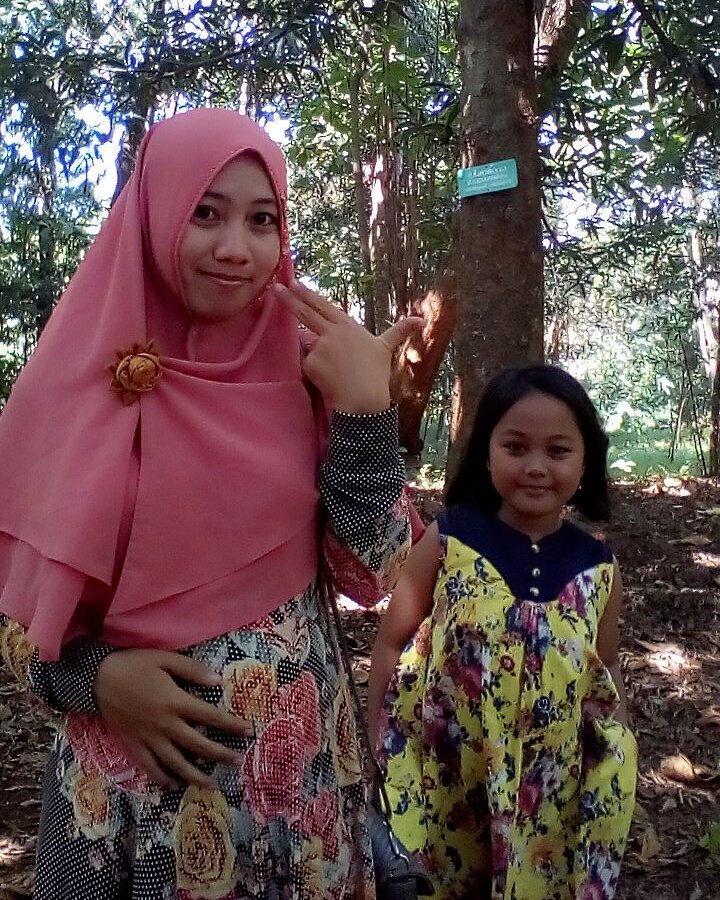 selfi di tengah hutan juga jadi 😂😂
huaaaaa tuh perut juga udah klihatan ndut 🙈🙈🙈