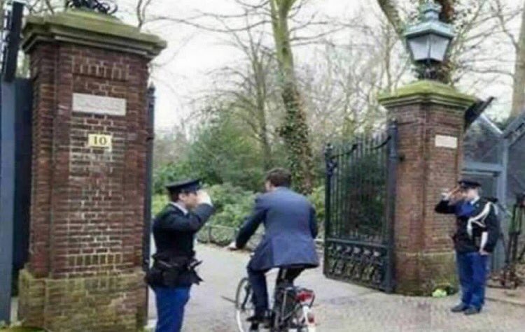 s7s3b9e3's tweet photo. .
📍رئيس وزراء هولندا اثناء دخوله لمقر رئاسة الوزراء
.
#العدل_أساس_الحكم https://t.co/cAnnLMZVIL