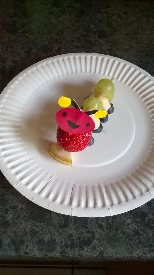 BeckyWhale's tweet photo. Fruit caterpillars by @FoodWiseTLC working with Horsell Children's Centre #Woking #eathealthy https://t.co/pOXtTbQxho