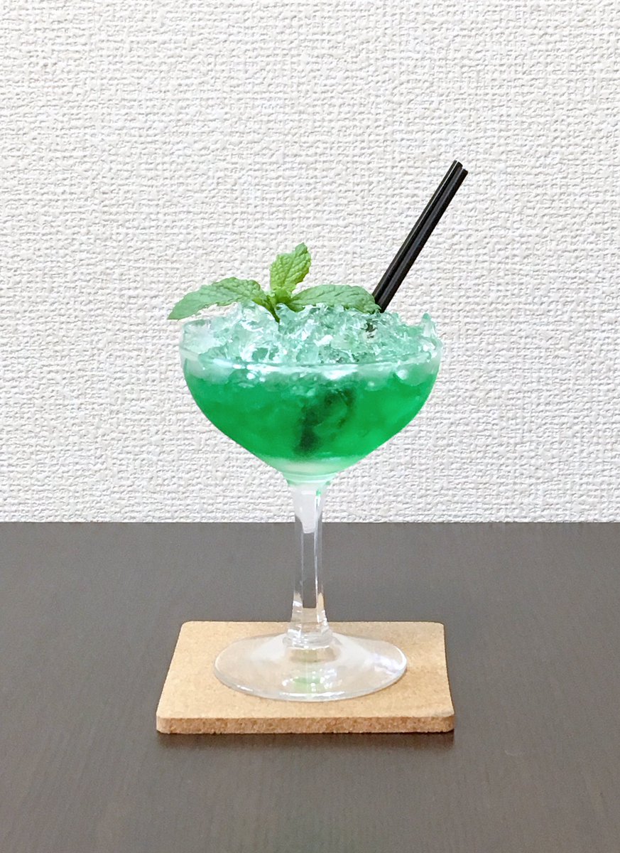 O Xrhsths 赤とうがらし お酒 カクテルアカ Sto Twitter 241種類目 ミントフラッペ グリーンミントリキュール30 ミントリーフ適量 クラッシュドアイスを山盛りにしてミントリキュールをかけて ミントとストローを添えます 見た目だけでなく 氷が少しずつ溶けていく