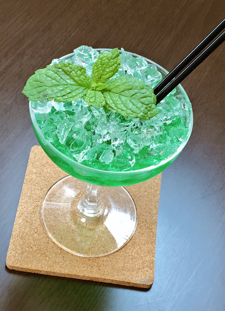 O Xrhsths 赤とうがらし お酒 カクテルアカ Sto Twitter 241種類目 ミントフラッペ グリーンミントリキュール30 ミントリーフ適量 クラッシュドアイスを山盛りにしてミントリキュールをかけて ミントとストローを添えます 見た目だけでなく 氷が少しずつ溶けていく