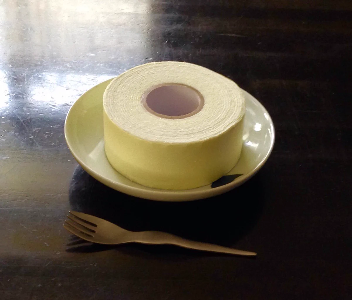 バームクーヘン？！すべり止めテープをお皿に乗せるとすごく美味しそうww