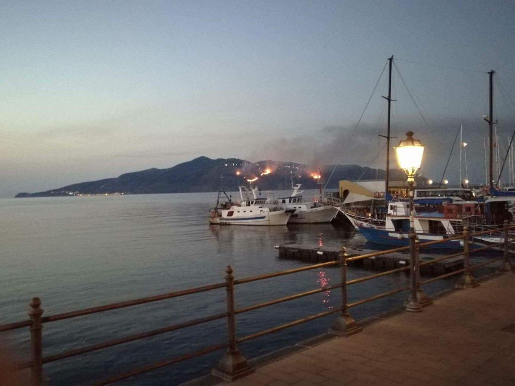 Vasto incendio scoppiato a Lipari, visto da Salina.
Di male in peggio...

#sicilia #Messinabrucia #sicily