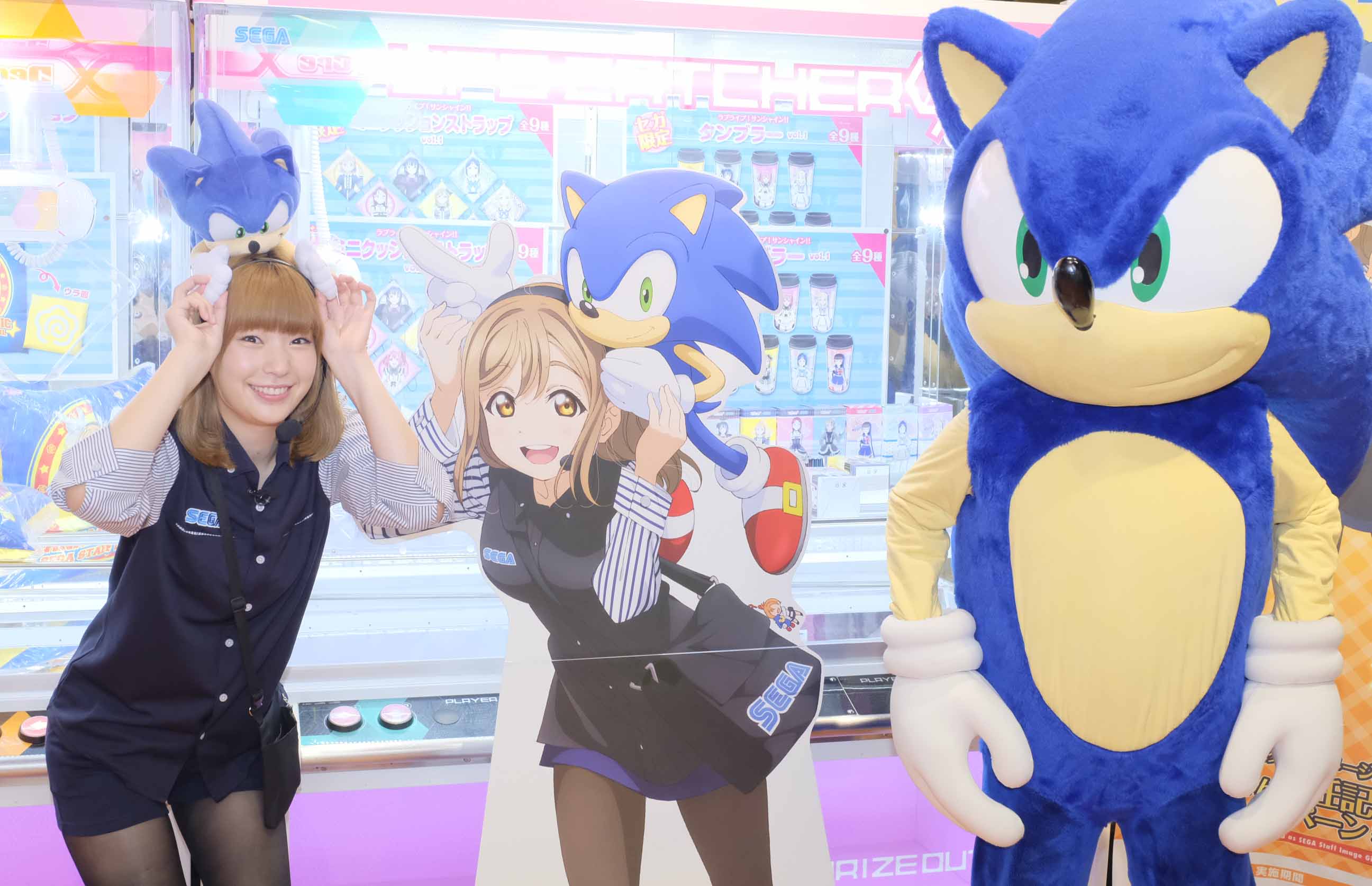 Gigo のお店 セガのお店 公式 7月15日から 2代目 セガスタッフイメージガール花丸ちゃん就任記念キャンペー が始まる セガのゲームセンターに国木田花丸ちゃん役の高槻かなこさんが来てくれました 花丸ちゃんとおそろいのセガの制服でソニックとの3