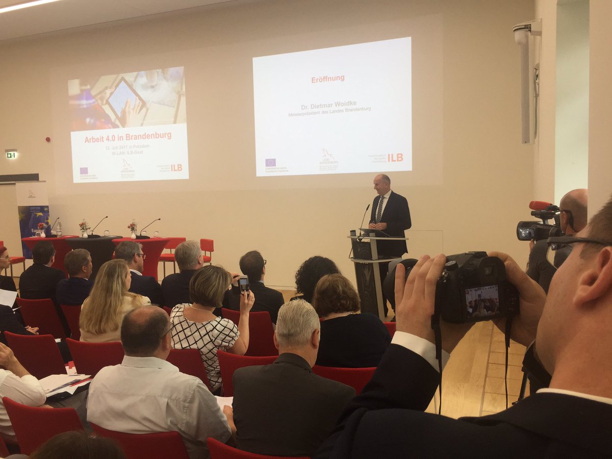 EUinfo's tweet image. Ministerpräsident Dr. #Woidke begrüßt 180 Teilnehmer bei #Konferenz #Arbeit 4.0 in #ILB Brandenburg. Breitbandausbau bis 2019 geplant.