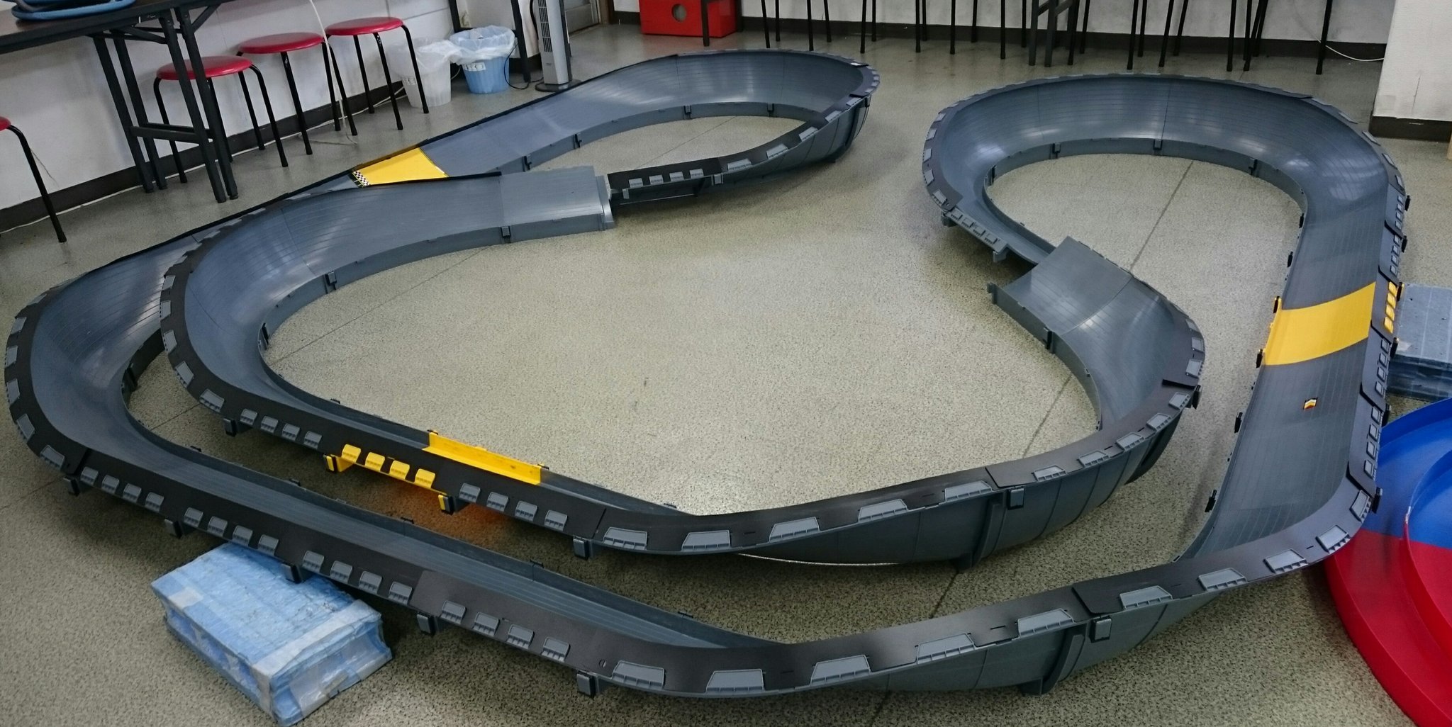 るーく のミニ四駆広報 お疲れ様です るーくの宣伝です 本日の進捗 土曜日のゲキドライヴ大会コースレイアウトの組み立て 切り返しセクションは何度も失敗しているので 今回は硬めに制作 試走はもう少し先になりそう 明日は通常営業です るーく