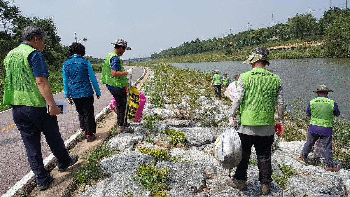 #성남시 탄천 여수대교 주변에 장마로 인해 상류에서 떠내려온 쓰레기 및 고사초 등 하천 청소하고 있습니다.
윤순영 푸른도시소장님께서 더운 날씨에 수고하시는 직원분께 격려 하였습니다