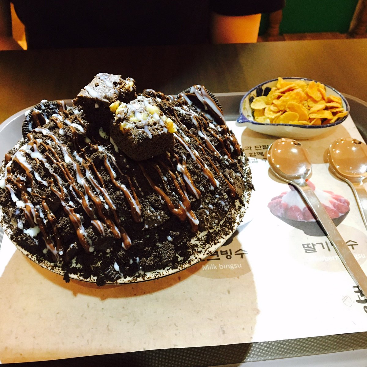 🍨빙수 탐방 1회차🍨😄🍀💕

콩지팥지 - 오레오빙수(+시리얼)

가게도 정말 깨끗하고 복층으로 되어있어 친구끼리 오순도순 담소나누기 딱 좋습니다~!ㅎㅎㅎ
브라우니도 촉촉하니 입안에서 사르르..🍨😃
여기 망고랑 블루베리 빙수도 맛있어욤😙