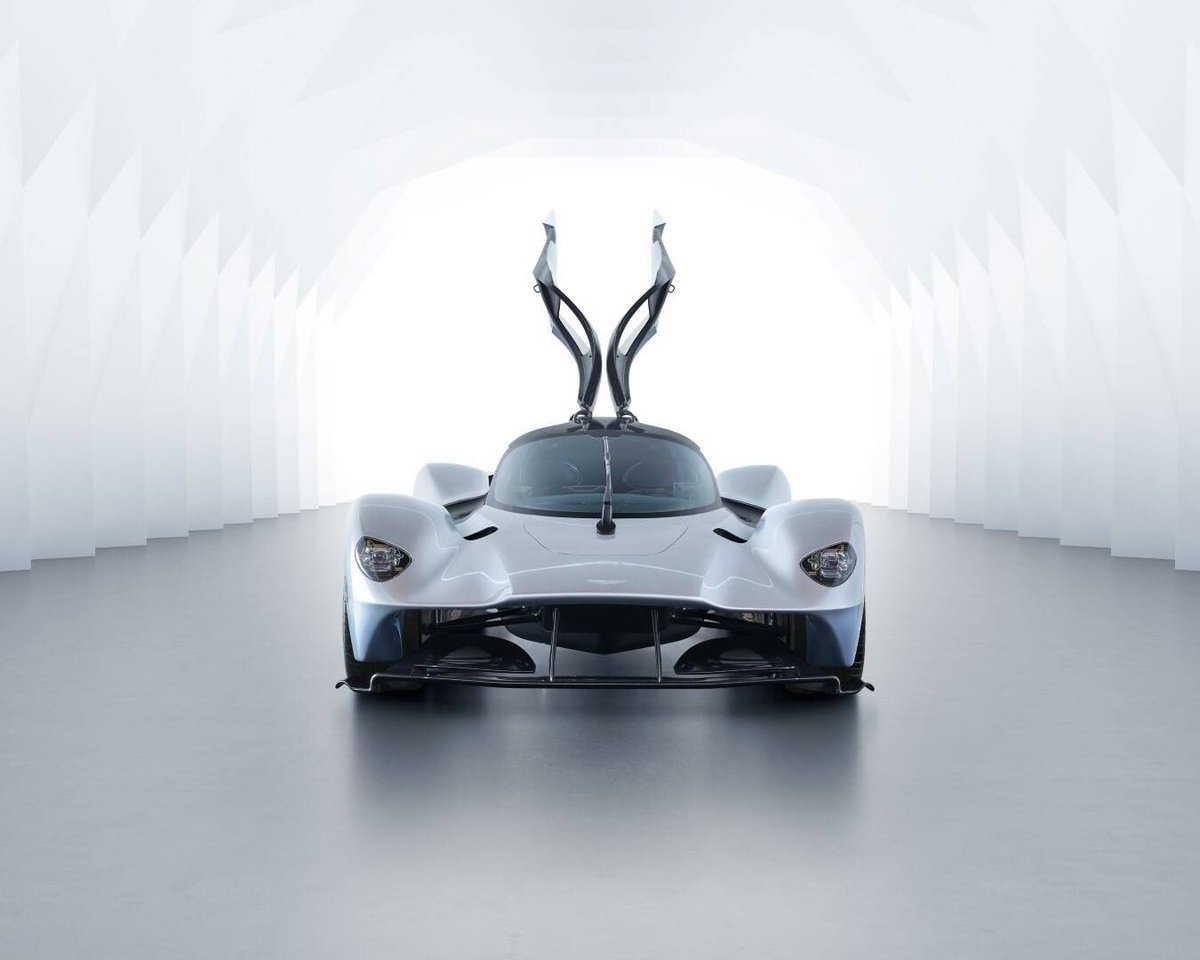 mtura712's tweet image. Looking like something ready to compete @FIAWEC , the all new @astonmartin #Valkyrie 😱 is this the future of hypercars? 😍📸 via #CarRelease