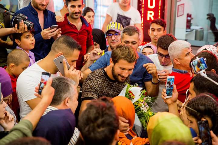 Anemon293's tweet photo. Seni anlatabisem seni.
 Dipsiz kuyuya,
 Karanlıkta akan yıldıza
 Yokluğun cehennemin öbür adıdır, 
 Üşüyorum kapama gözlerini @adem_kilicci https://t.co/HLDTvdUPsO