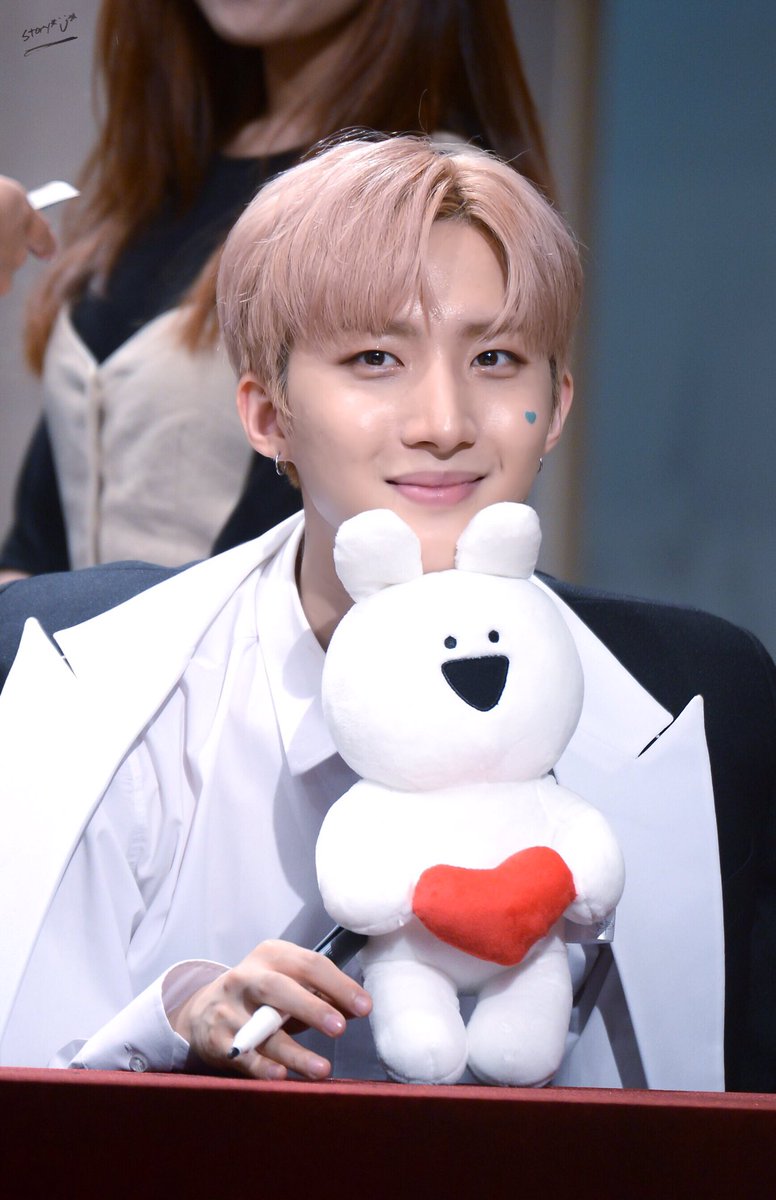 PTG__StoryU's tweet photo. 170701  목동팬싸 HQ💖

@CUBE_PTG  #펜타곤 #PENTAGON  #PTG #후이 #이회택 #hui #フイ #예뻐죽겠네 https://t.co/6Ysx1xeT6q