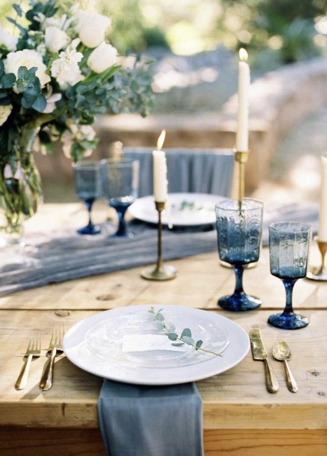 • BLUE HUE •
The simplicity of this tablescape is inspiring! This is a beautiful example of how minimalism can still provide a wow factor.