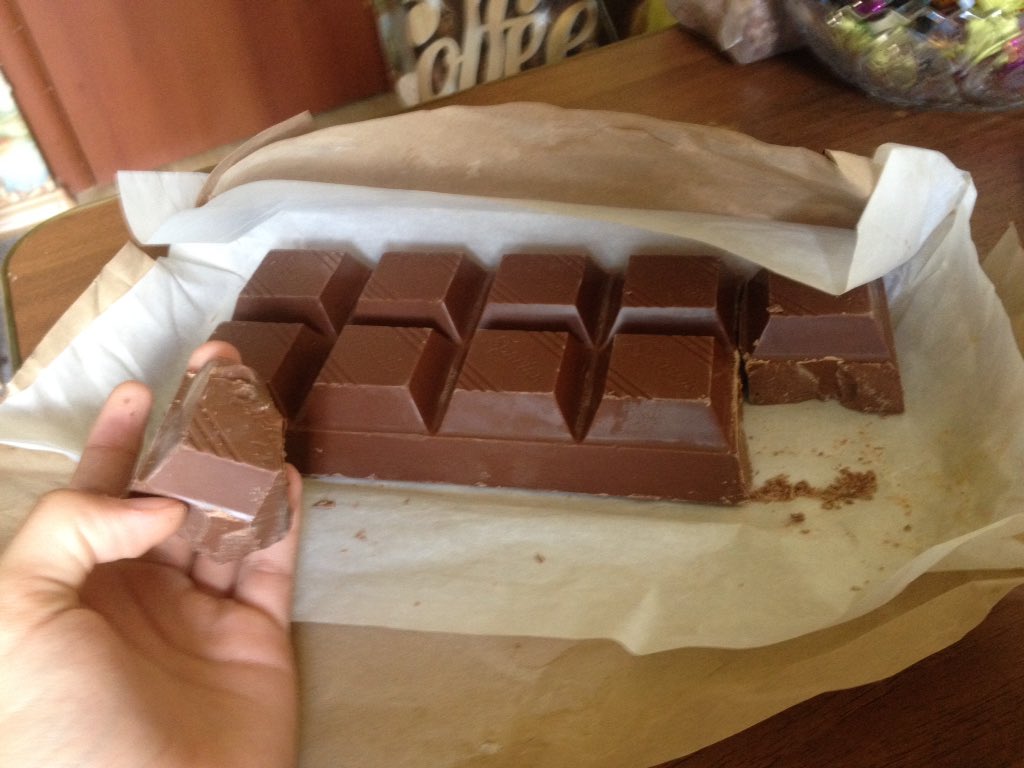 Видео с шоколадкой. Шоколадка 1 кг. Толстая плитка шоколада. Шоколадки кг. Плитка шоколада 1 кг.