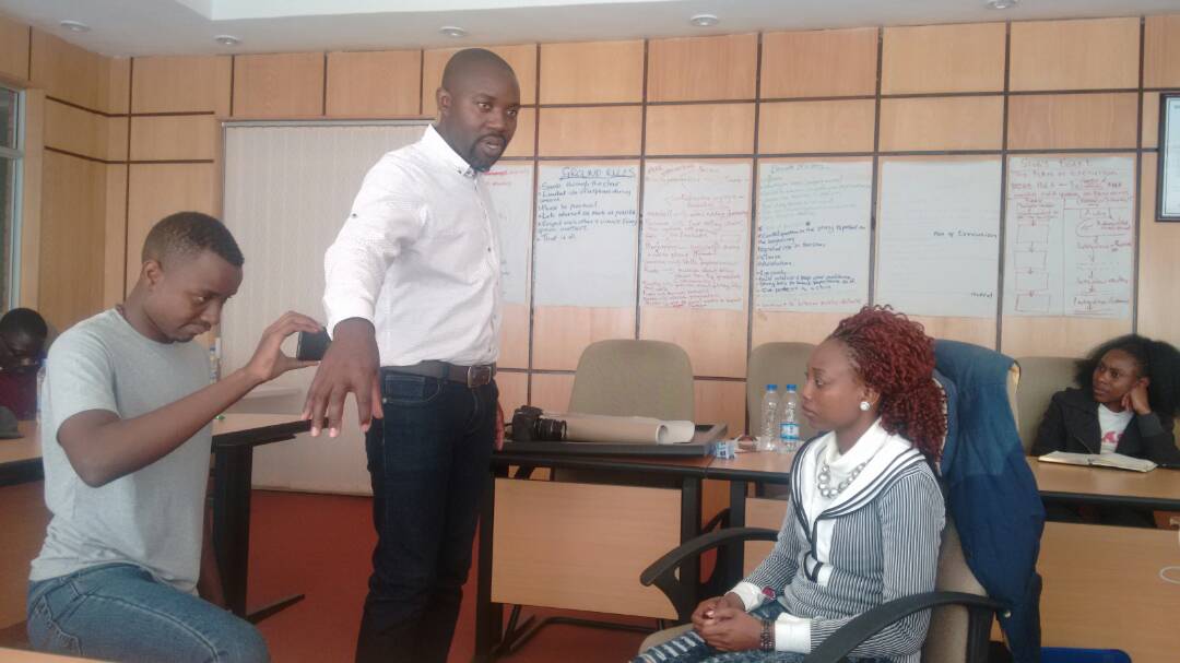 MobileZimbabwe's tweet image. Today's topic: Exploring composition and framing in video and photography. Led by @Musvanhiri #MCZWinterSchool #MobileJournalists