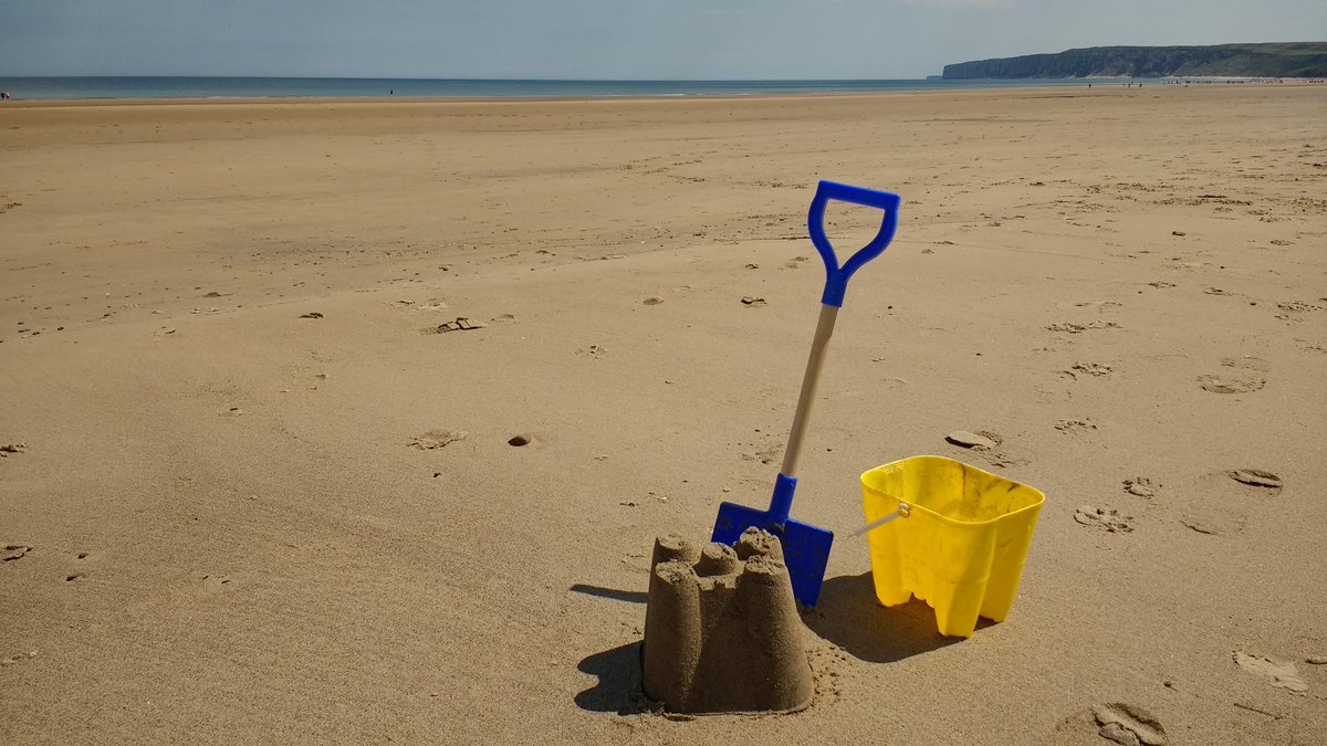bumblebeefiley's tweet image. Oh I do like to be beside the sea..... on glorious #Filey bay #Yorkshire. Can't beat British #seasidefun @stayinfiley @Tweet2Yorkshire