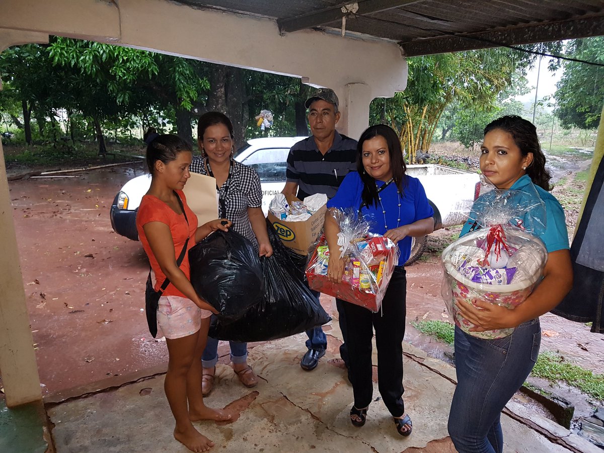 GLORIACAMANO's tweet image. Celebrando los #TresAños de estar en @MIDES_PANAMA  entregamos #CadenaDeAyuda a Sra Amalia Herrera; La Subidita de La Peña @AlcibiadesVV