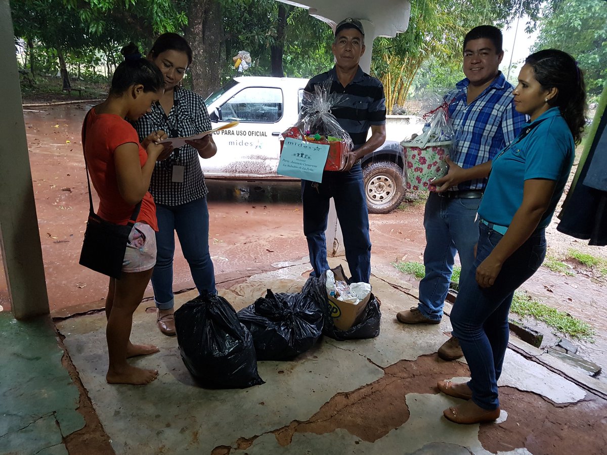 GLORIACAMANO's tweet image. Celebrando los #TresAños de estar en @MIDES_PANAMA  entregamos #CadenaDeAyuda a Sra Amalia Herrera; La Subidita de La Peña @AlcibiadesVV