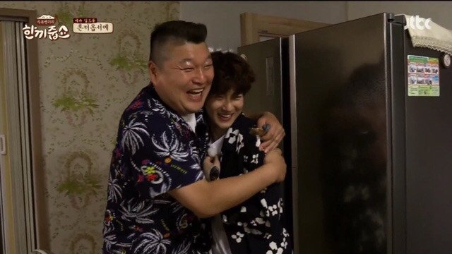 my_washbowl's tweet photo. 새댁 임신소식에 마을 이장님까지 달려와서 축하해준다 https://t.co/eZdOOox7qx