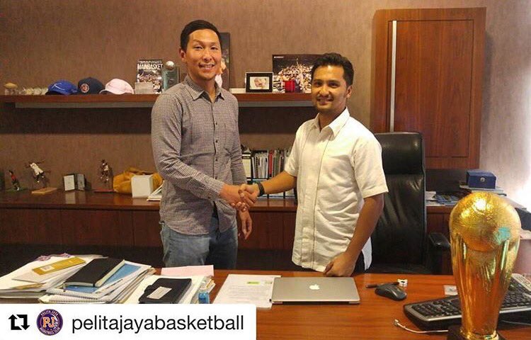 Setelah pensiun 2 tahun, Xaverius Prawiro akan bermain lagi pada IBL Pertalite 2018 bersama Pelita Jaya!

#IBL2017 #RaiseUp #RaiseTheBar