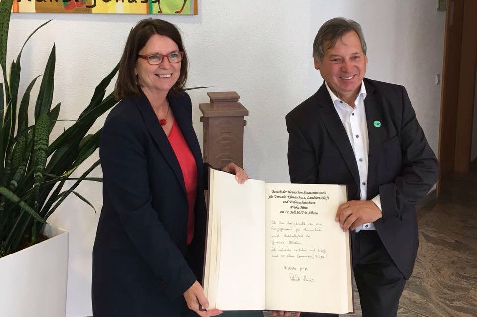 UmweltHessen's tweet photo. .@PriskaHinz macht bei #Sommertour in #Alheim Station - Deutschlands nachhaltigster Kommune. Alheim engagiert sich für #Klima & #Naturschutz https://t.co/xp0Qu5XFYq